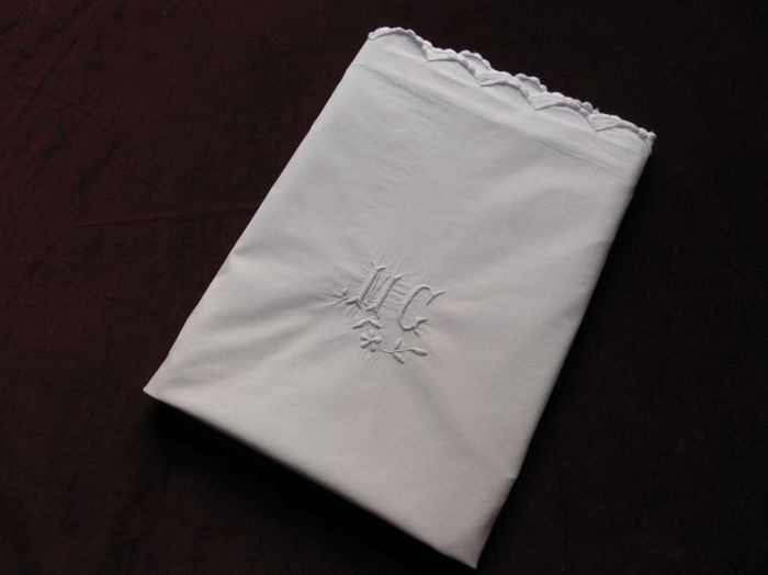 Embroidred pillow sham, monogram: MG, motif: flowers