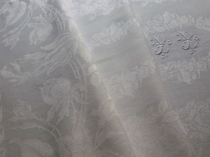 Damask luxury banquet table service