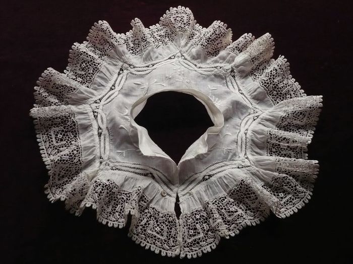 Antique Irish Guipure Lace Collar