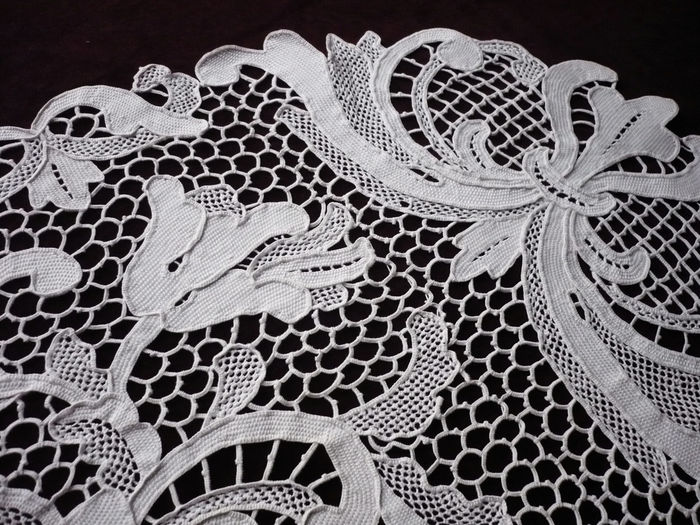 luxury Italian lace table runner fleur de lys 