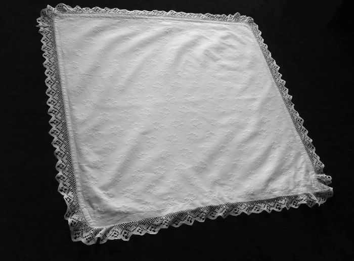 Fine cotton pique pillow sham with floral motif and lace border 