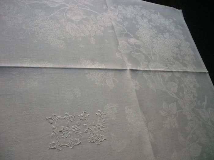 12 damask napkins, monogram: EV