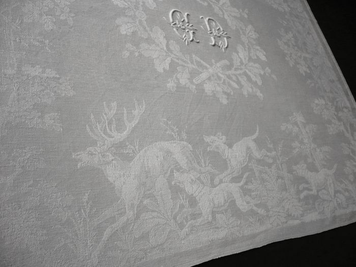 linen damask hunting motif table service monogram GD
