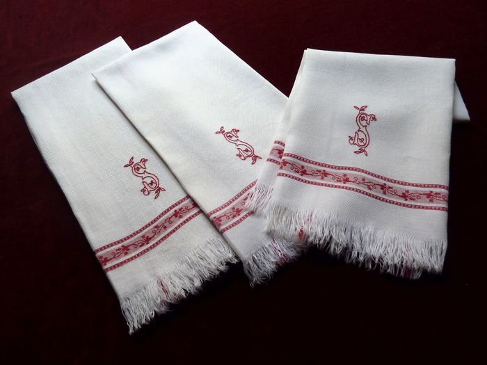 fine linen red and white guest hand towels