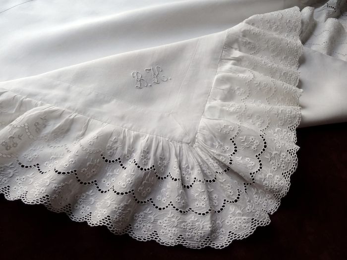 finest embroidered bed linens monogram SG